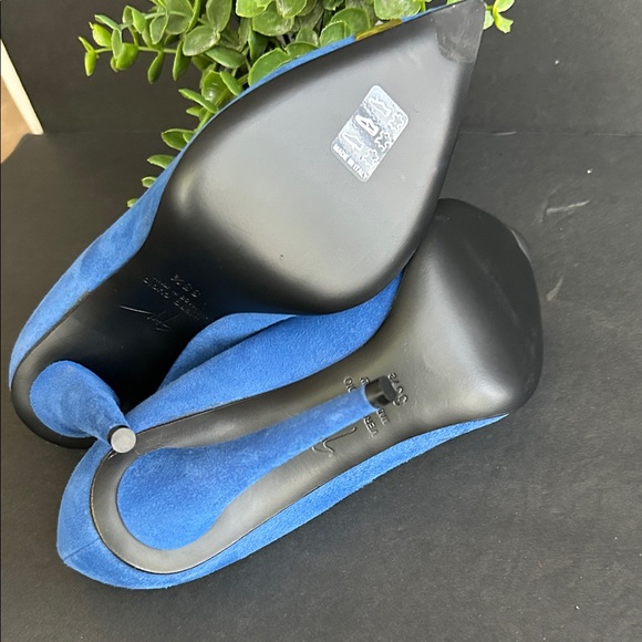 Giuseppe Zanotti Royal Blue Heels with Gold Detail - Picture 11 of 16